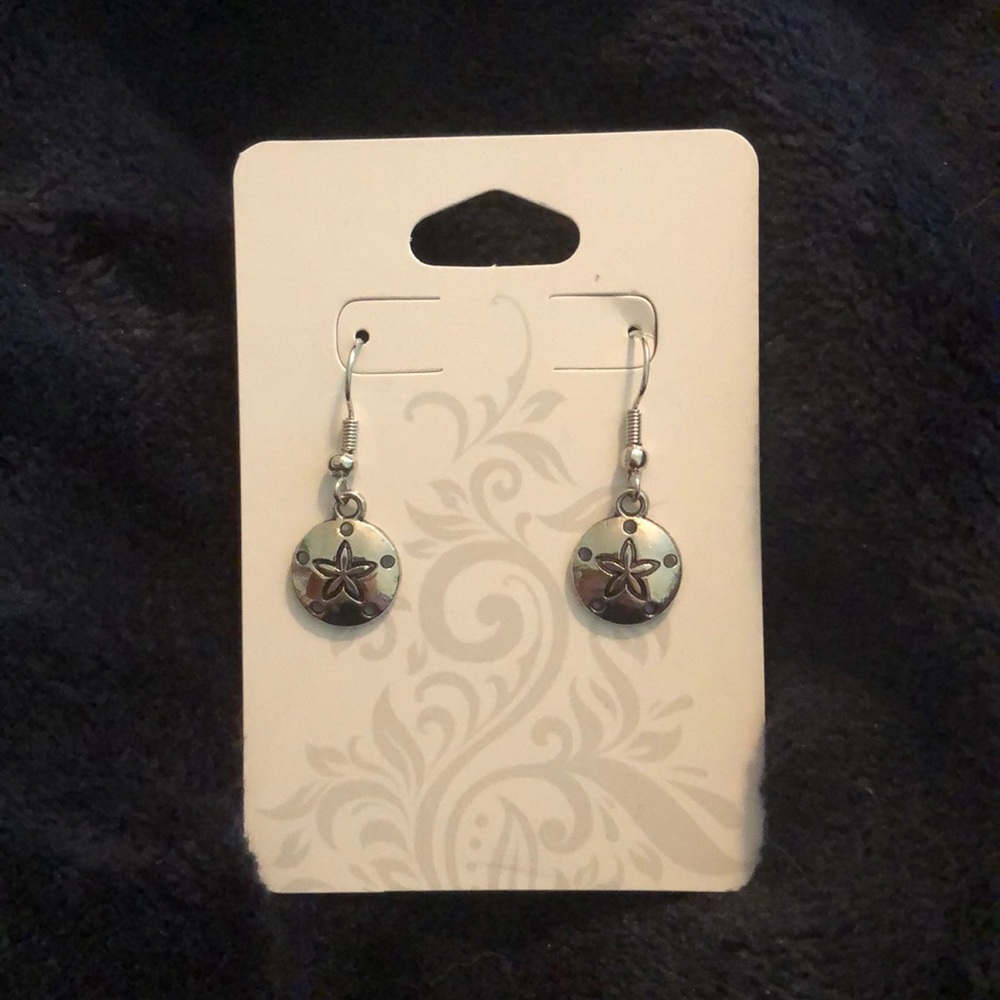 Sand dollar earrings 🤩
